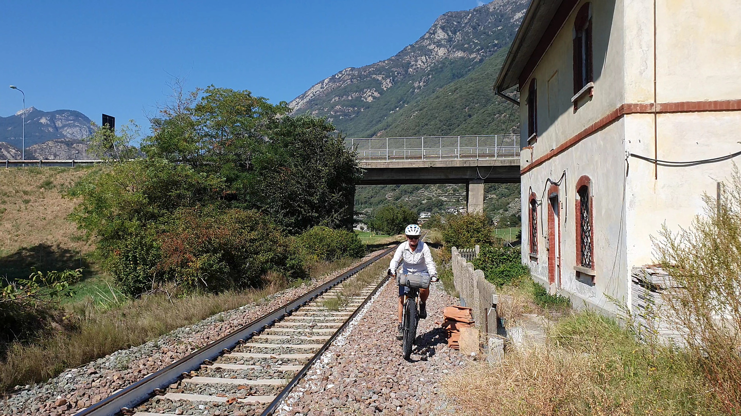 valdostana-traintracks.jpg