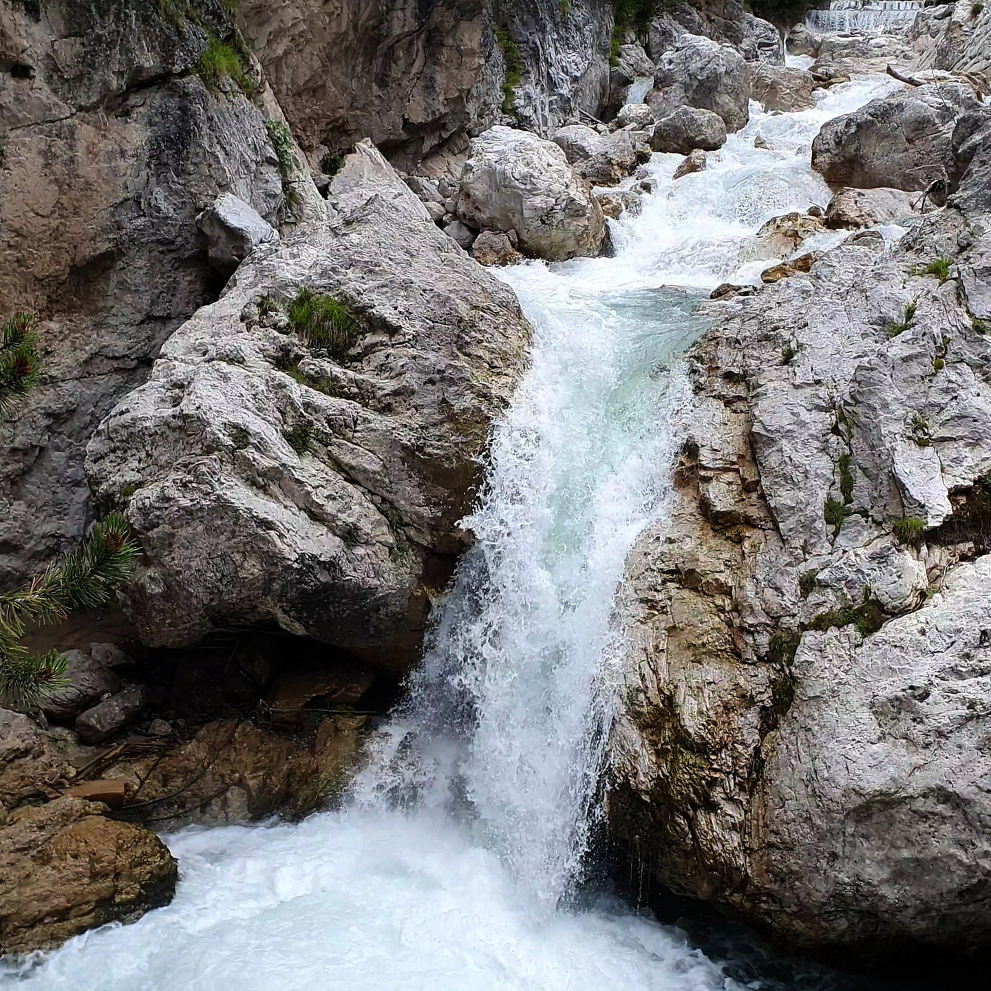 visdende-waterfall.jpg