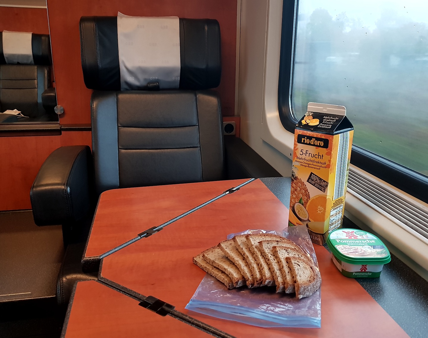 fanix-trainbreakfast.jpg