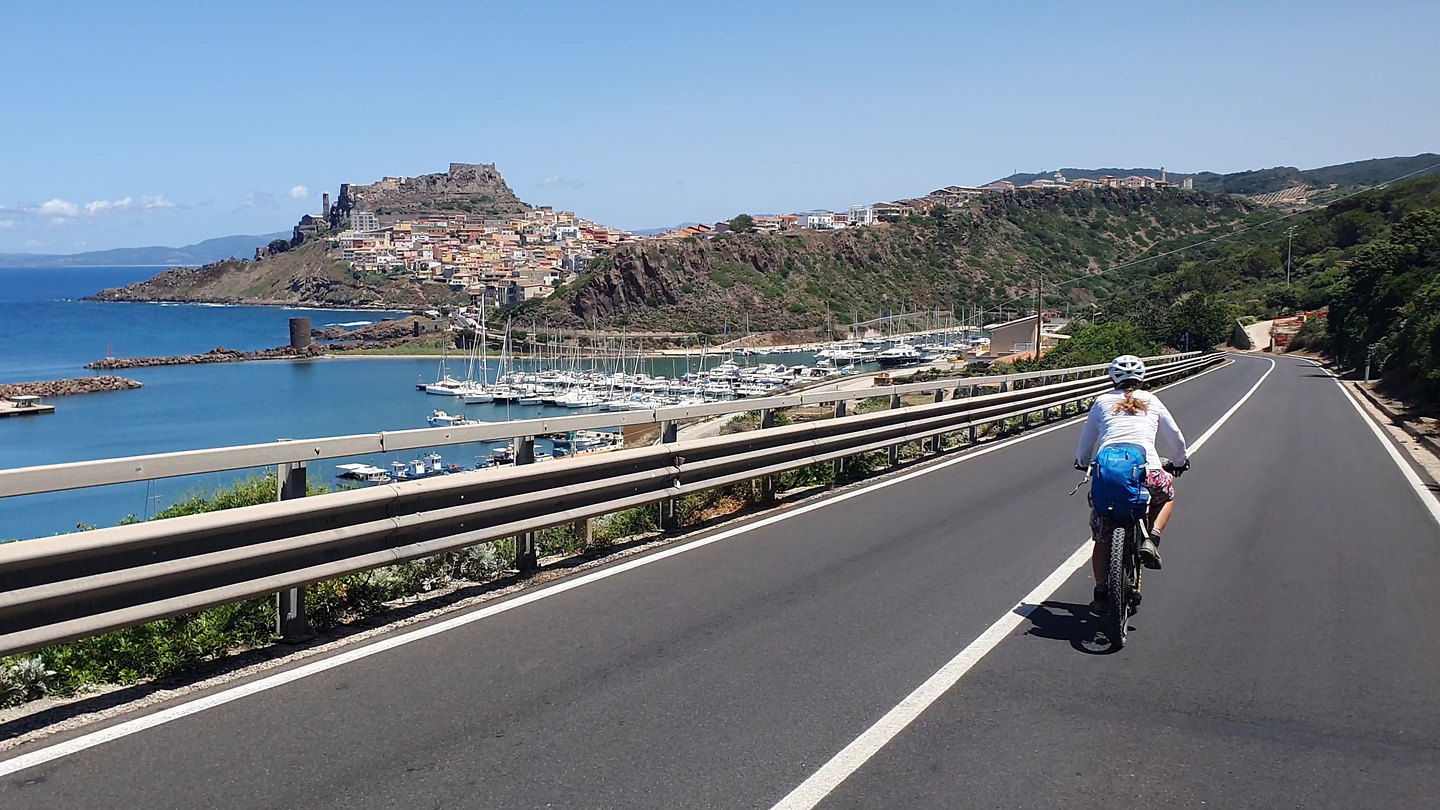 castelsardu-road1.jpg