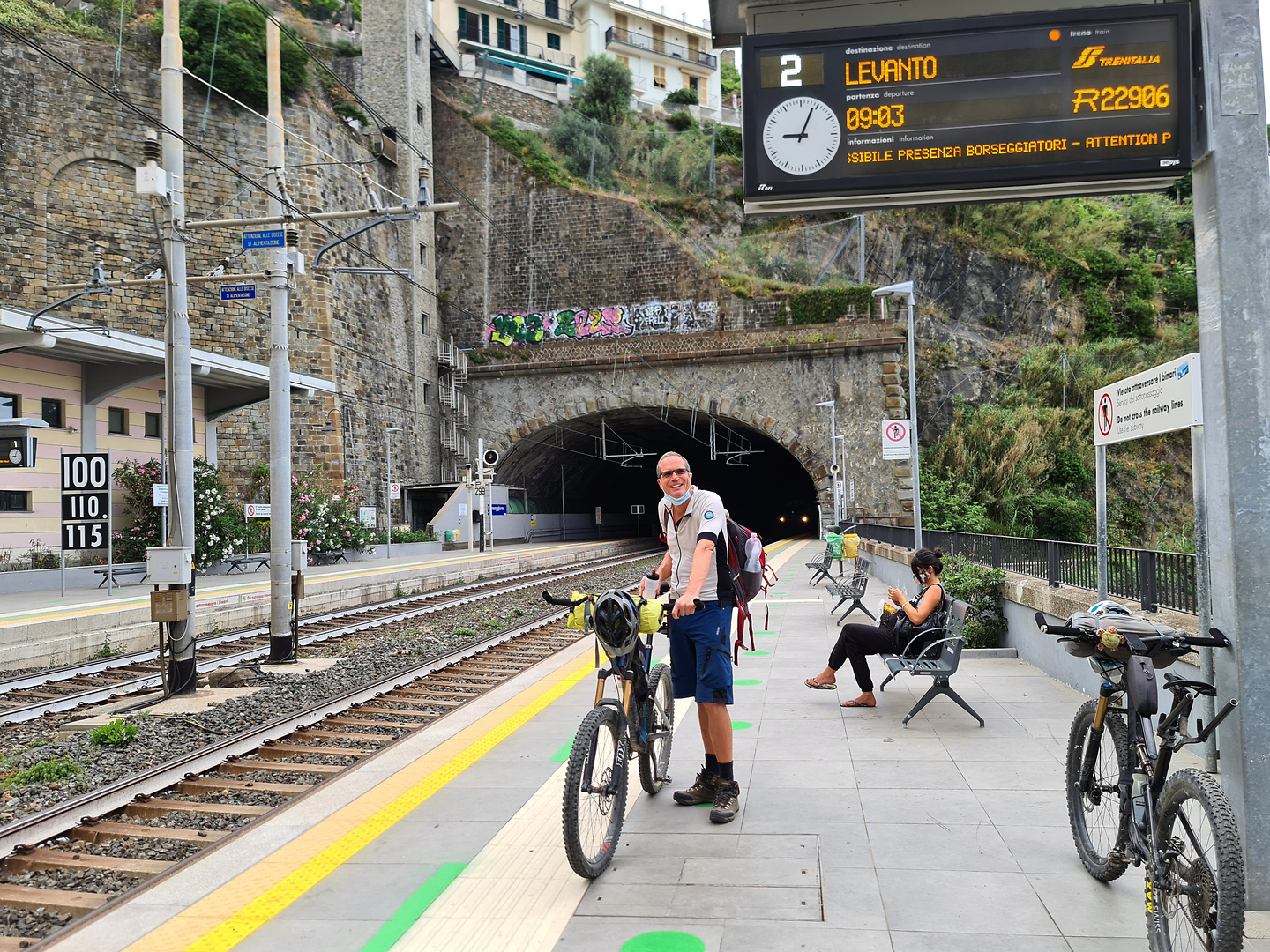 riomaggiore-train.jpg