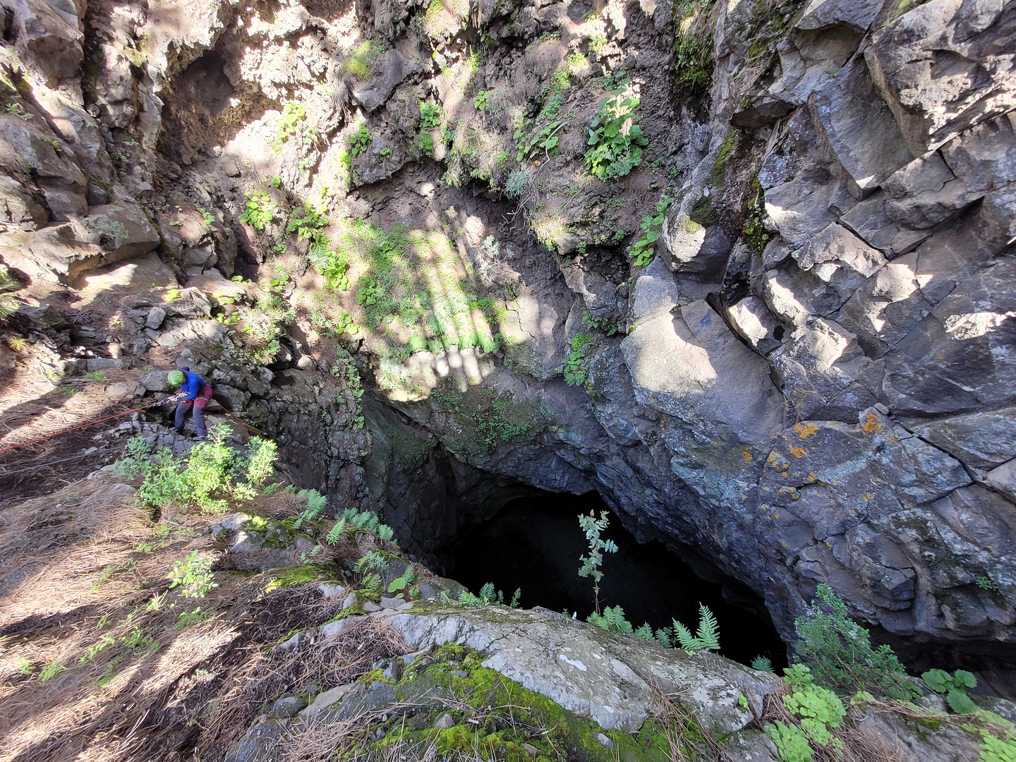 hoyosima-cave.jpg