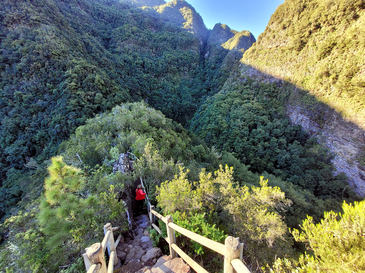 lostilos-hike1.jpg