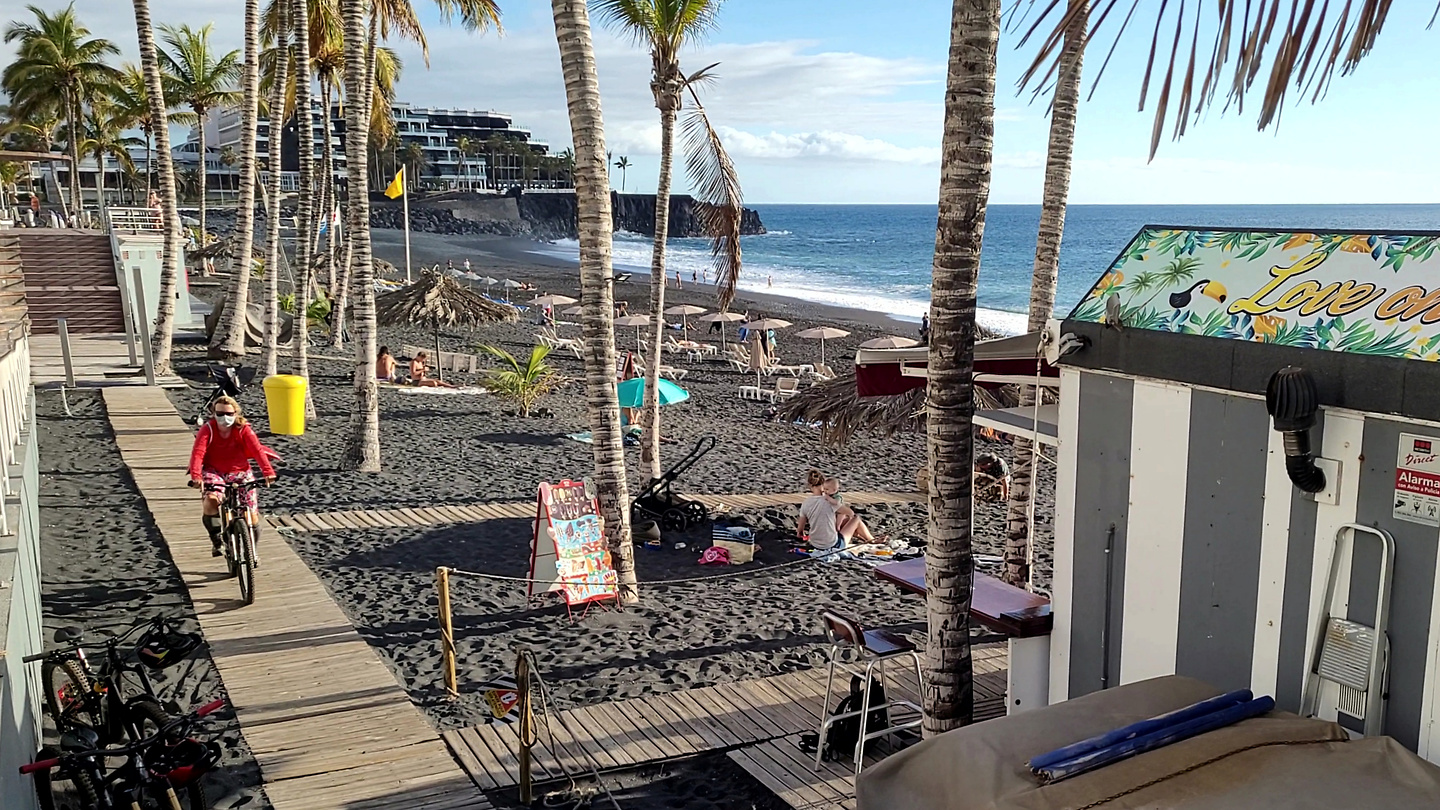 puertonaos-beach4.jpg