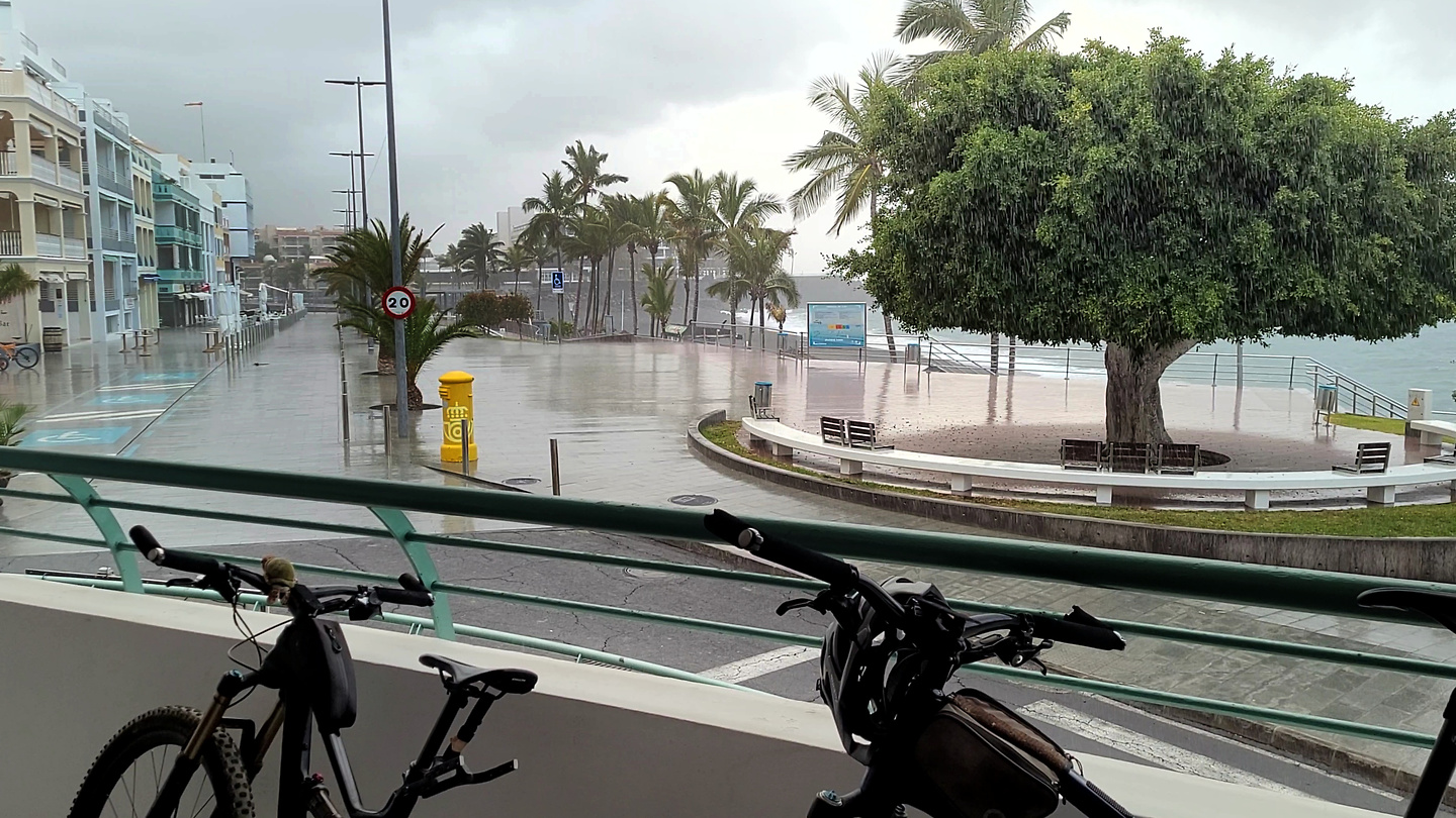 puertonaos-rain1.jpg