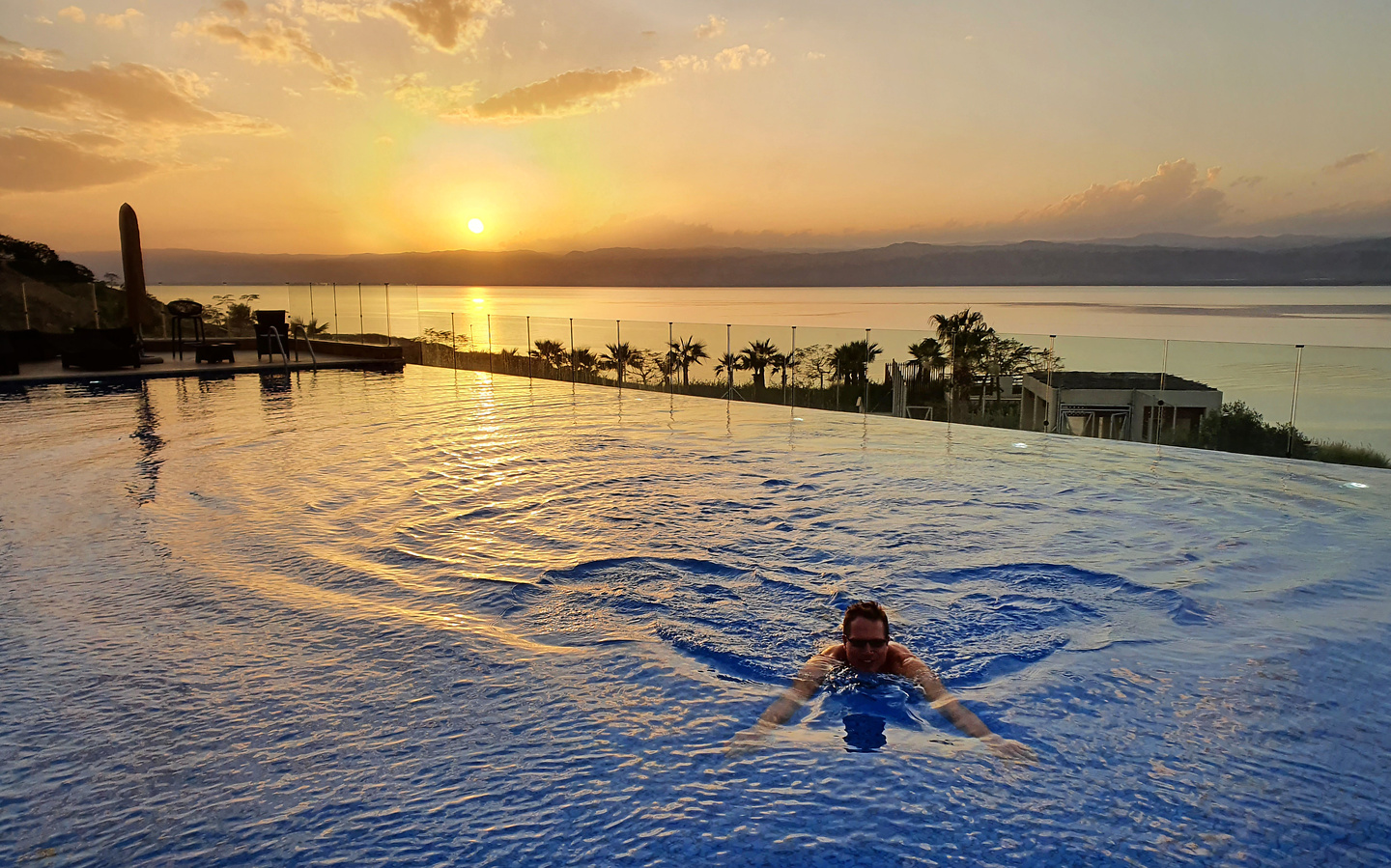 hilton-infinitypool1.jpg