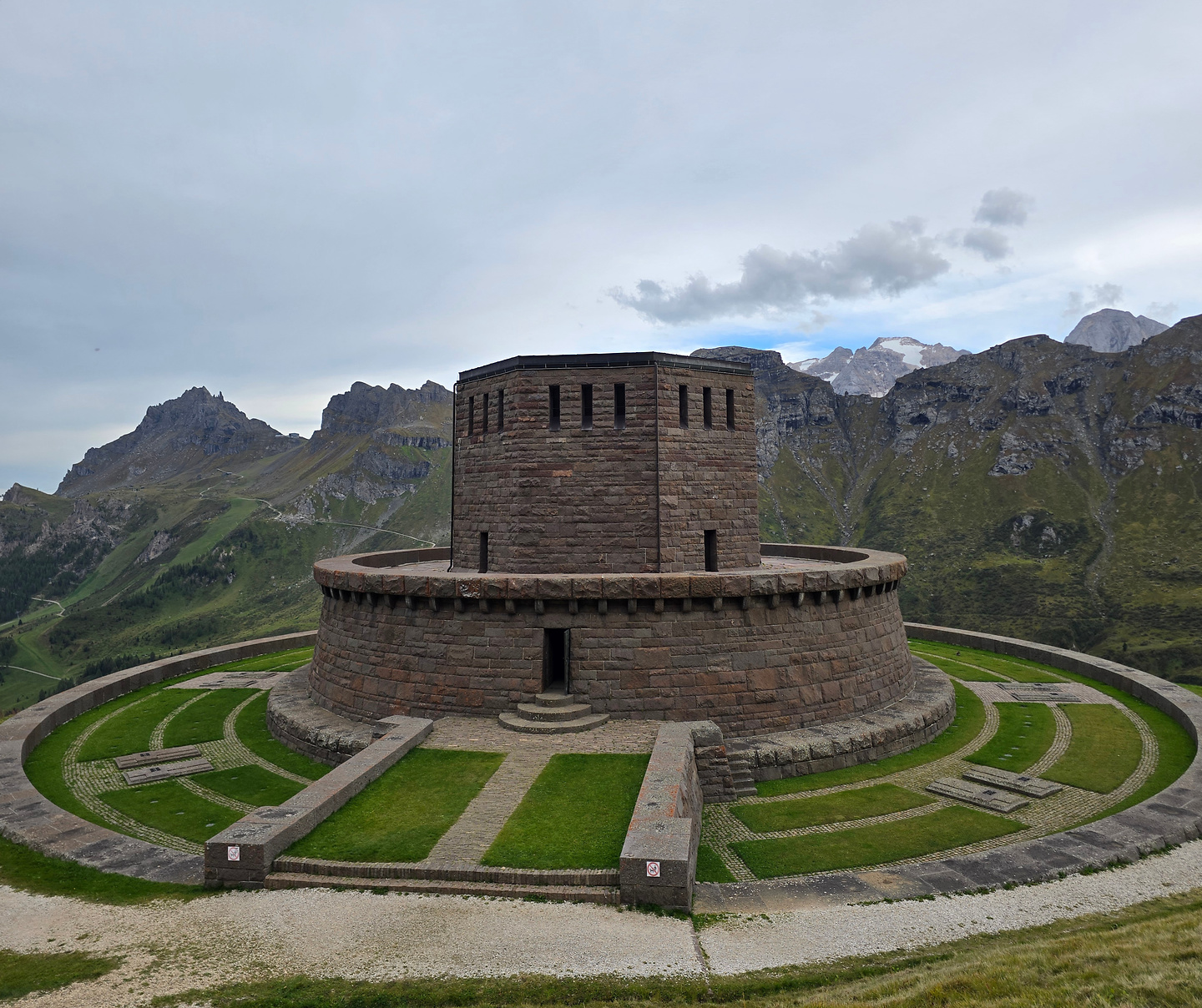pordoi-denkmal2.jpg