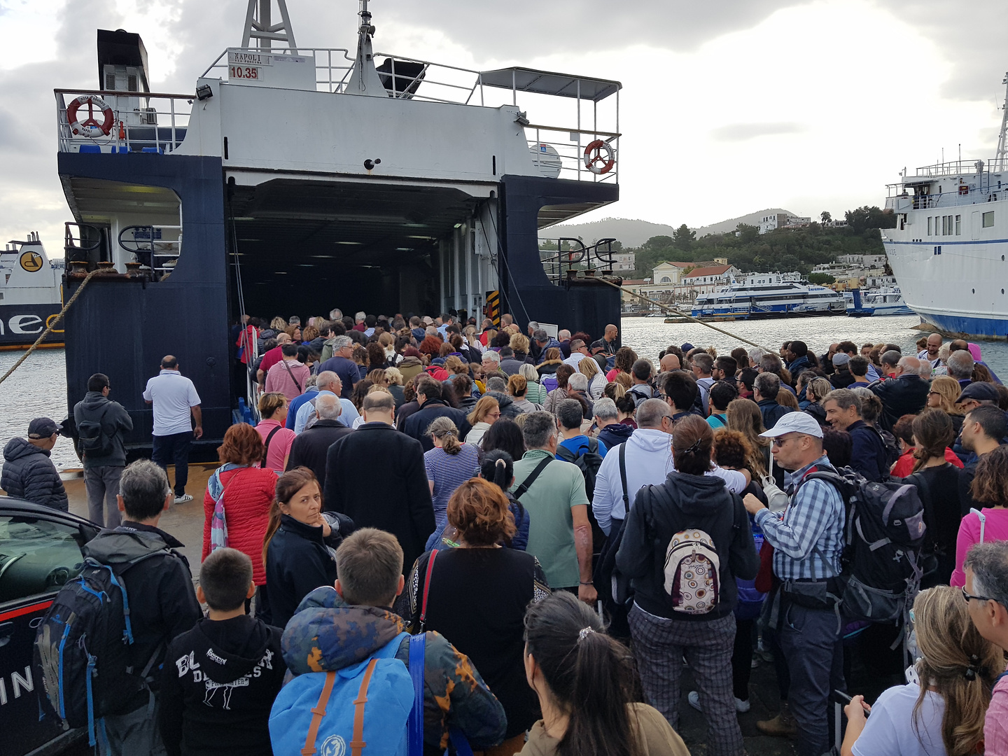 ischia-ferrycrowd.jpg