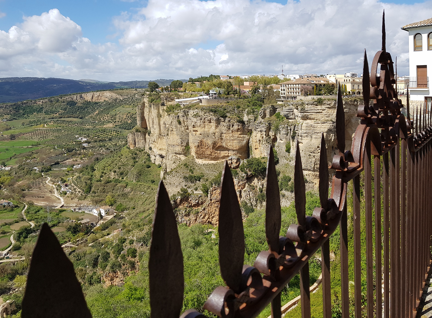 ronda-cliffs2.jpg