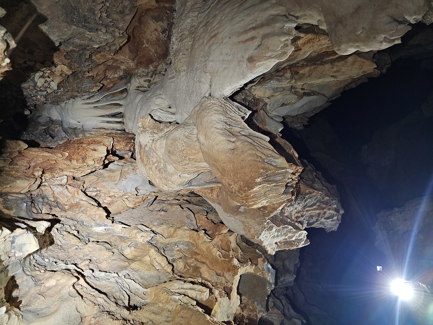 agiosnik-cave4.jpg