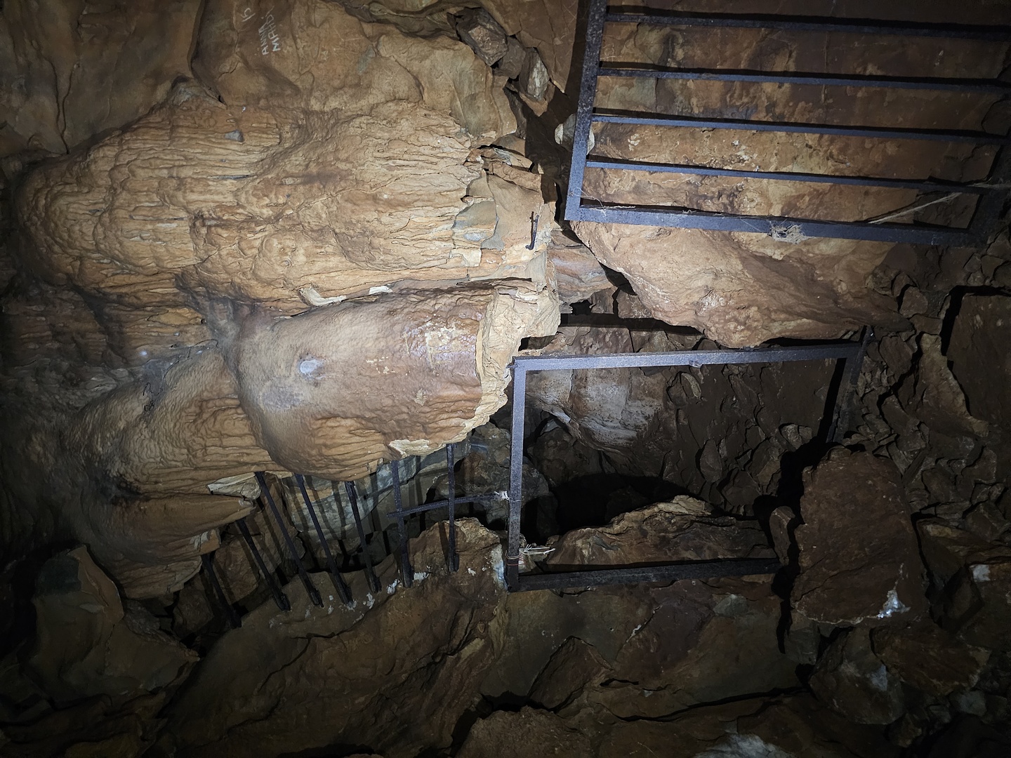 agiosnik-cave9.jpg
