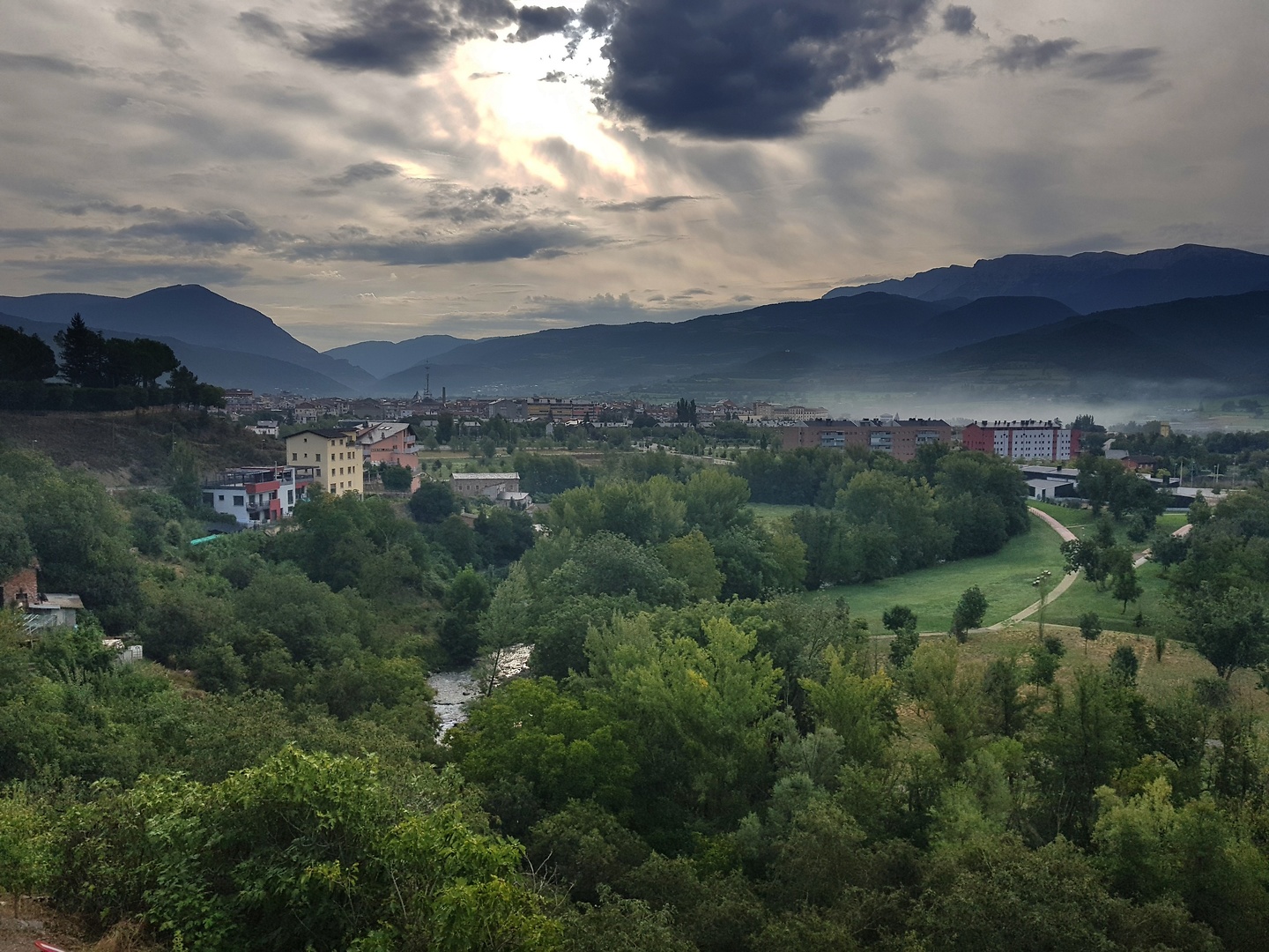 laseu-town.jpg