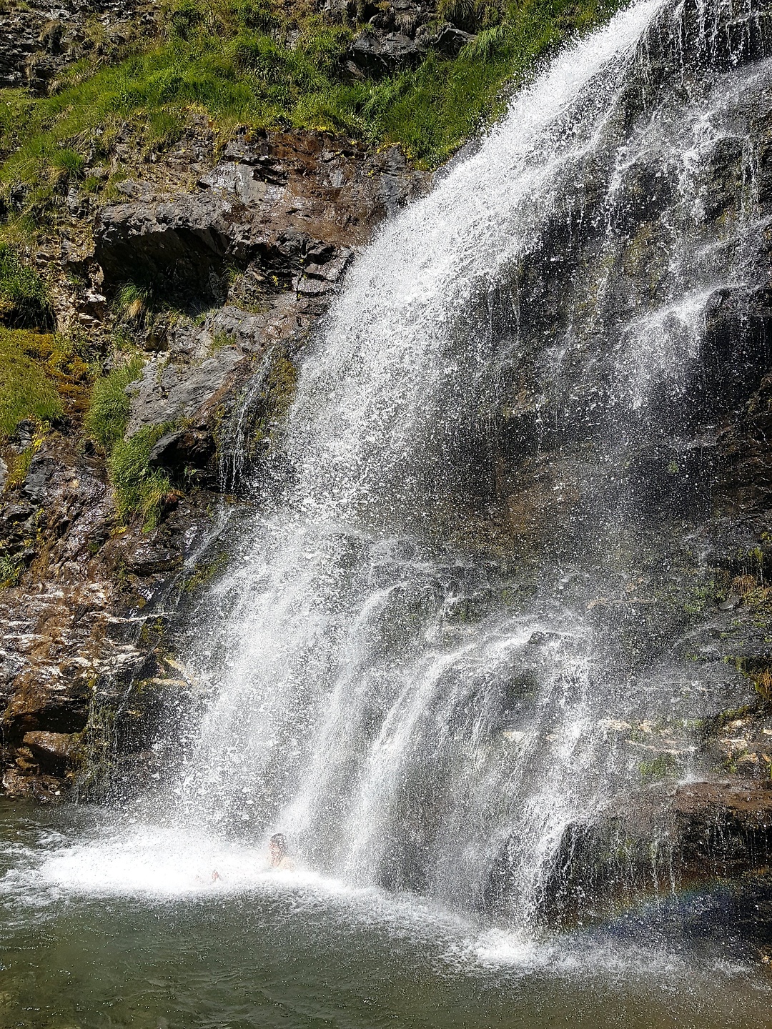 sahun-waterfall2.jpg