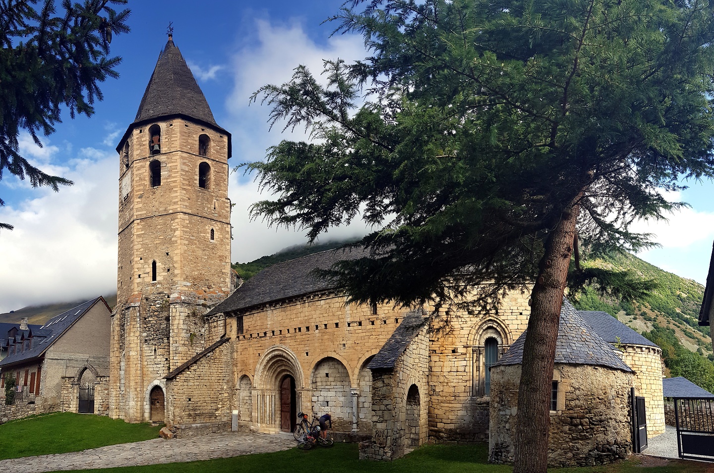 salardu-church1.jpg