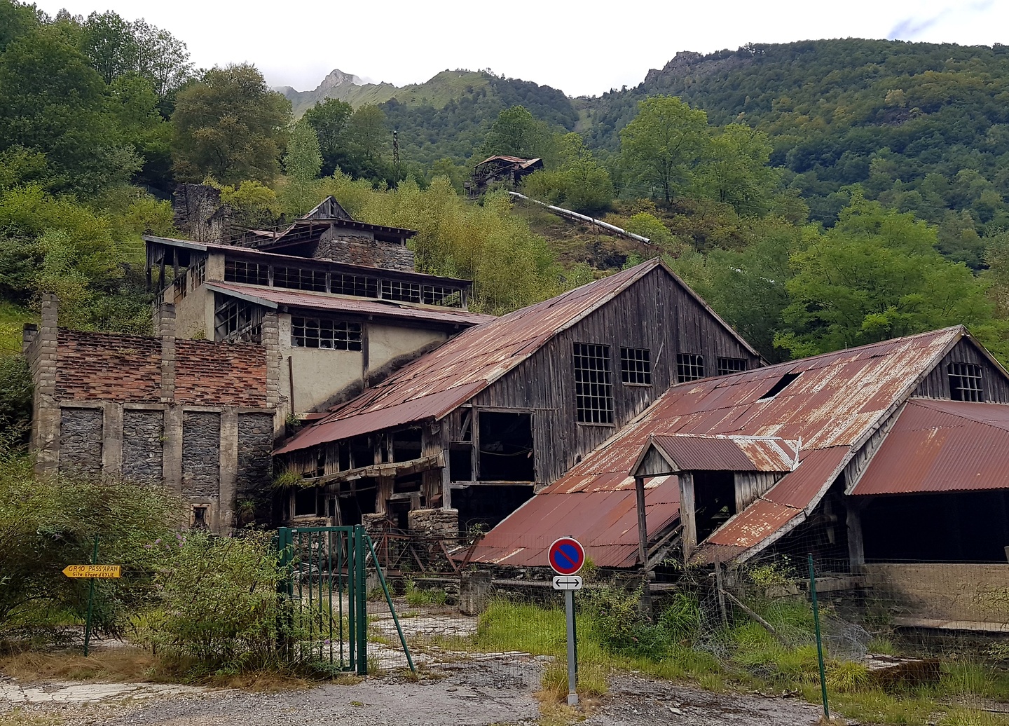 urets-ruins.jpg