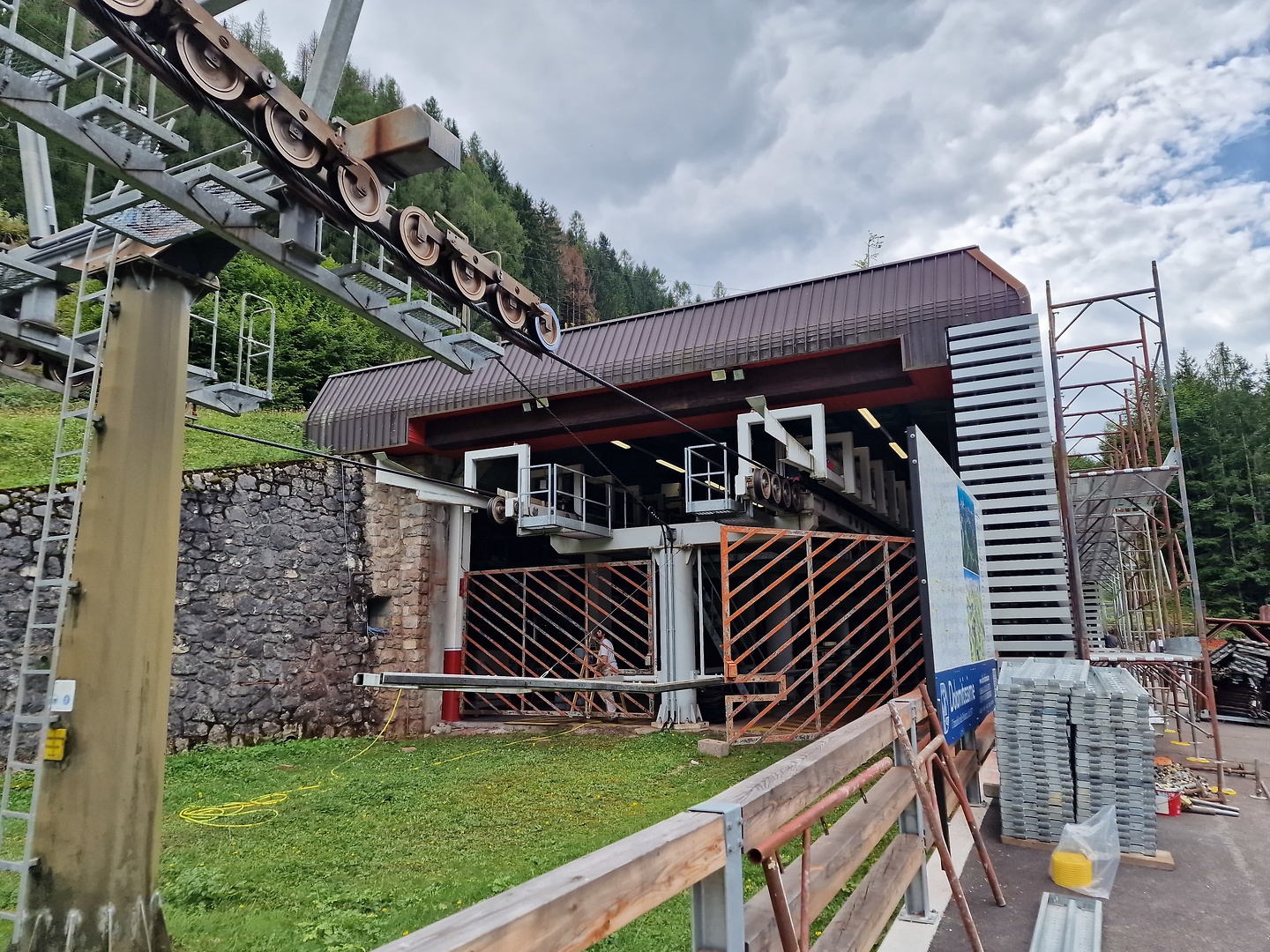 alleghe-cablecar.jpg