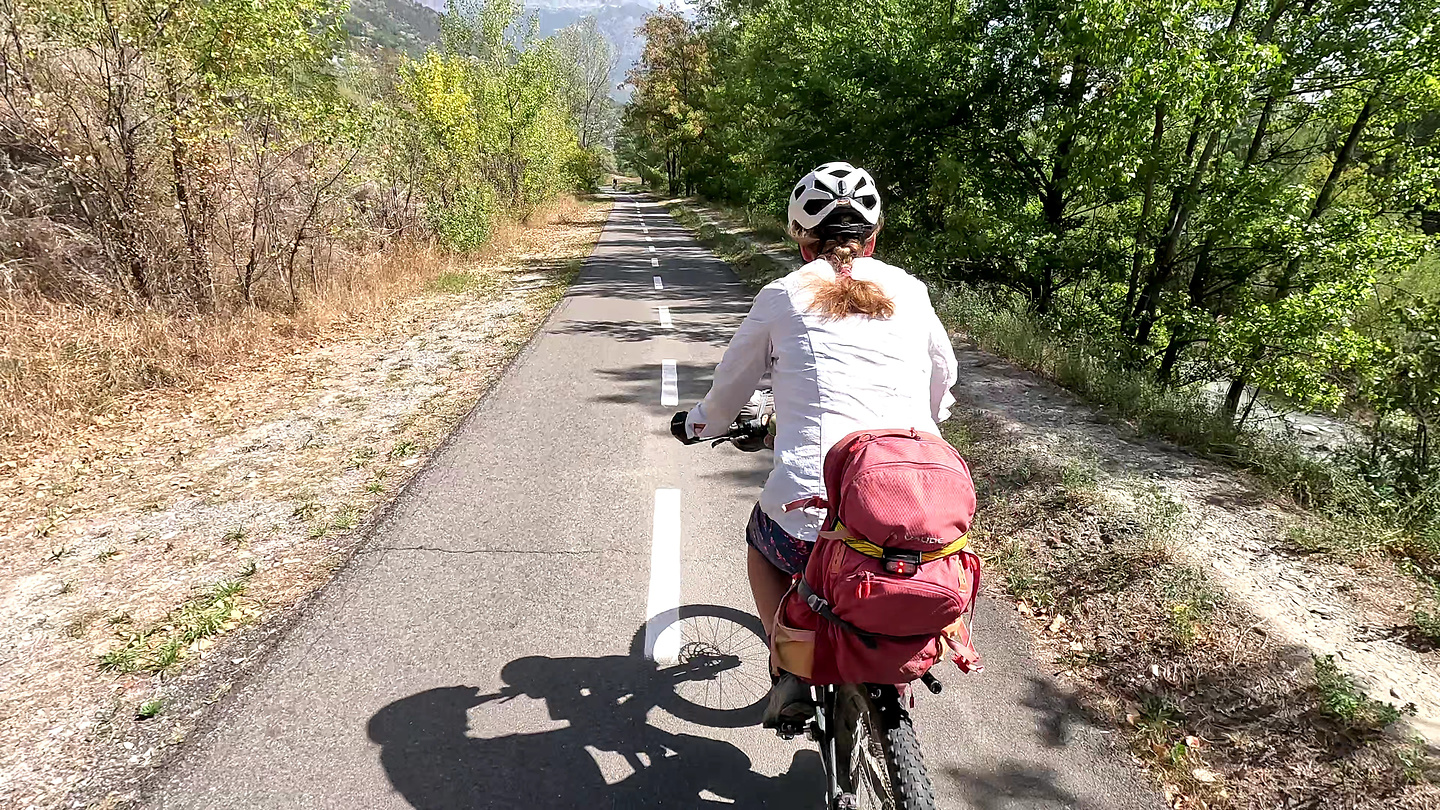 aosta-cyclepath2.jpg