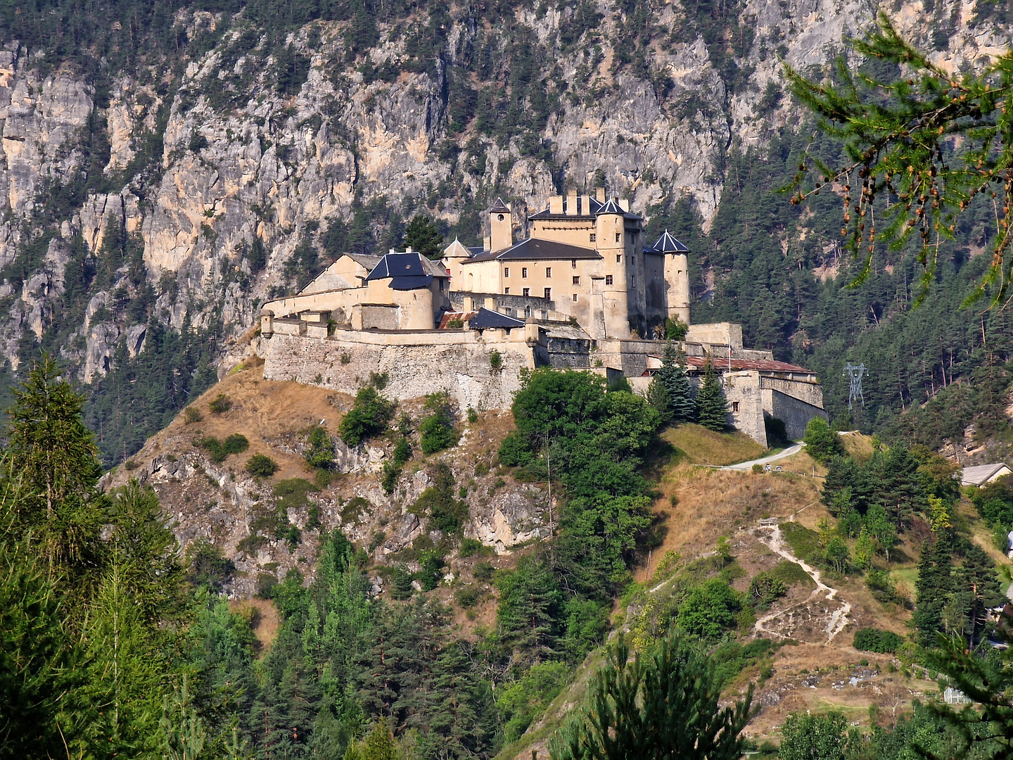 chateauqueyras-town1.jpg